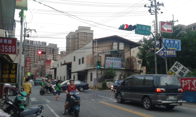 桃園火車站三角窗邊間路衝（樹仁三街大原路口）